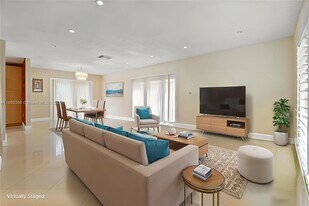 10201 NW 57th Terrace in Doral, FL - Building Photo