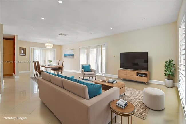 10201 NW 57th Terrace in Doral, FL - Building Photo - Building Photo