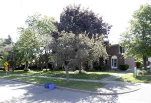 Georgian Court Townhomes in Burlington, ON - Building Photo