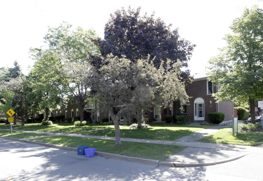 Georgian Court Townhomes in Burlington, ON - Building Photo
