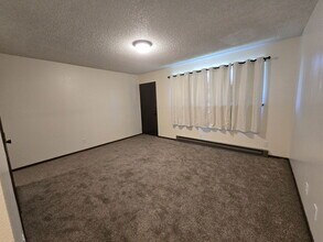 1364 SE Court St in Roseburg, OR - Building Photo - Building Photo