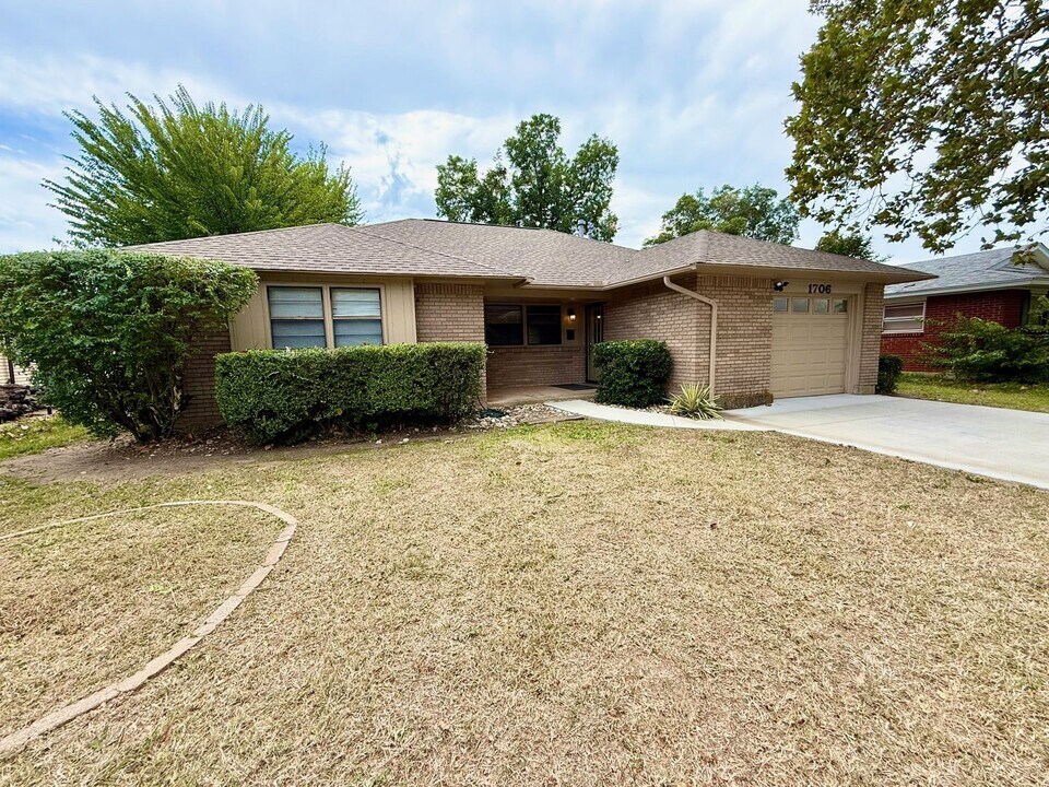 1706 Canterbury St in Norman, OK - Building Photo