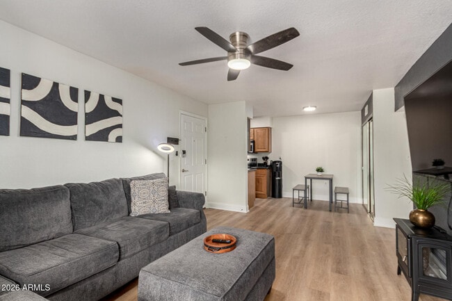 5877 N Granite Reef Rd in Scottsdale, AZ - Foto de edificio - Building Photo