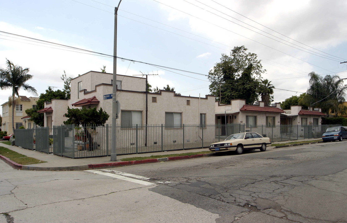 6900 De Longpre Ave in Los Angeles, CA - Foto de edificio