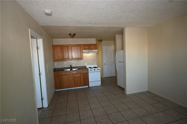 3021 E Carey Ave in North Las Vegas, NV - Building Photo - Building Photo