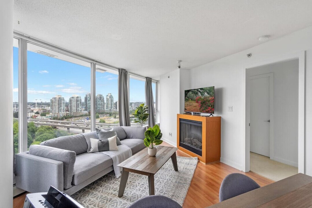 688 Abbott St in Vancouver, BC - Building Photo