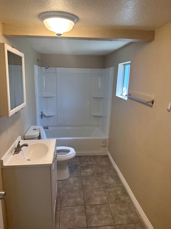 934 E Andrews Ave in Fresno, CA - Foto de edificio - Building Photo