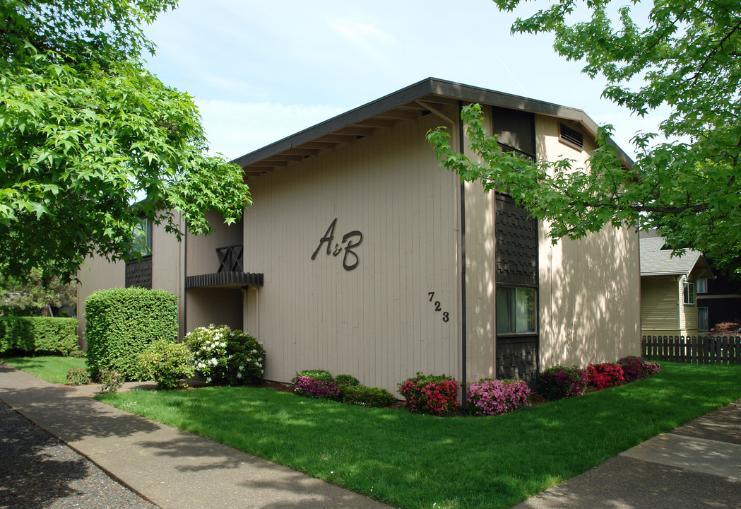 A & B Apartments in Corvallis, OR - Building Photo