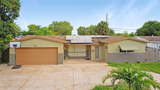 7821 Fairway Blvd in Miramar, FL - Building Photo - Building Photo