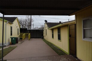 7975 Booker St in Houston, TX - Building Photo