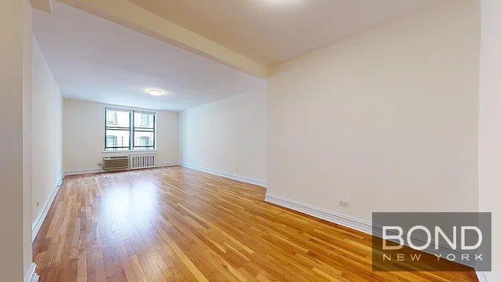 305 W 13th St in New York, NY - Building Photo