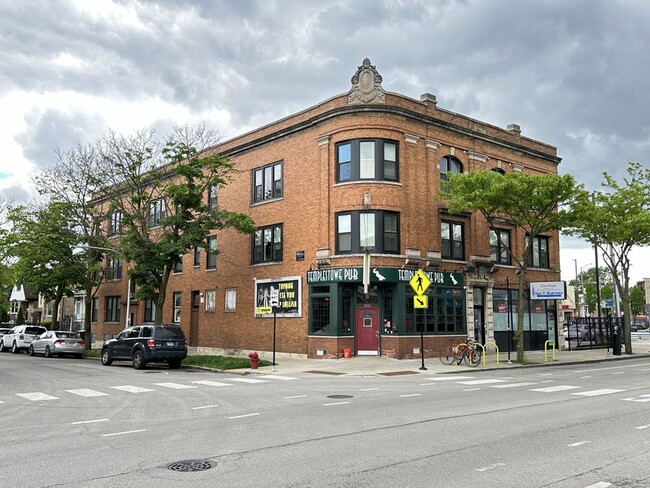 3135 W Montrose Ave-Unit -4 in Chicago, IL - Building Photo - Building Photo