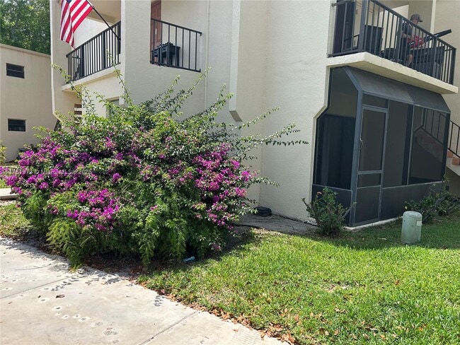 301 N Pine Island Rd in Plantation, FL - Building Photo - Building Photo