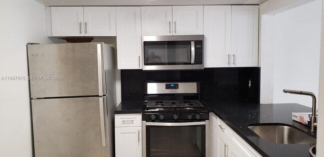 17901 NW 68th Ave in Hialeah, FL - Building Photo - Building Photo