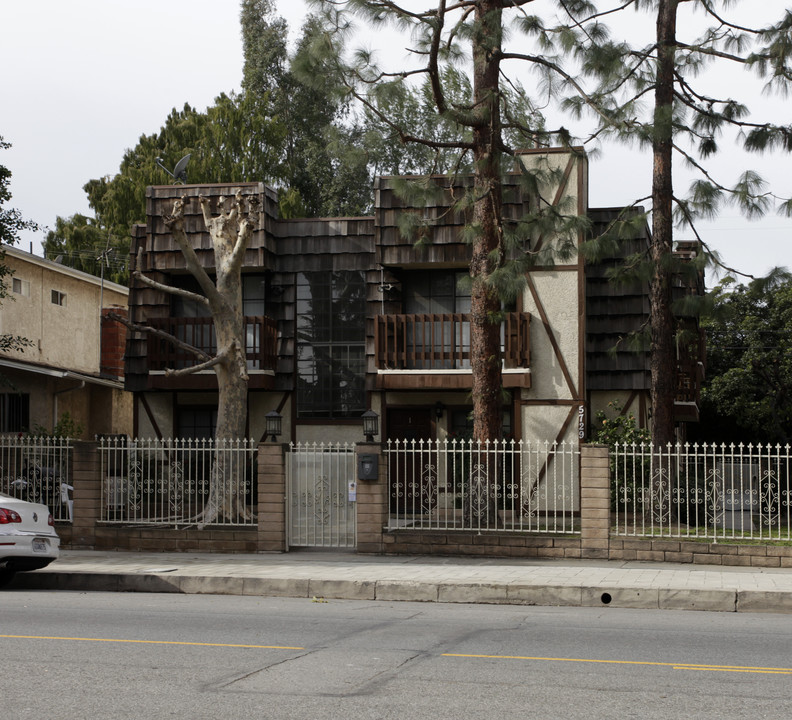 5729 Hazeltine Ave in Van Nuys, CA - Foto de edificio