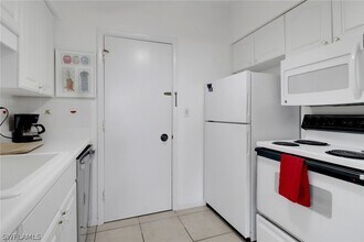 220 Seaview Ct in Marco Island, FL - Building Photo - Building Photo