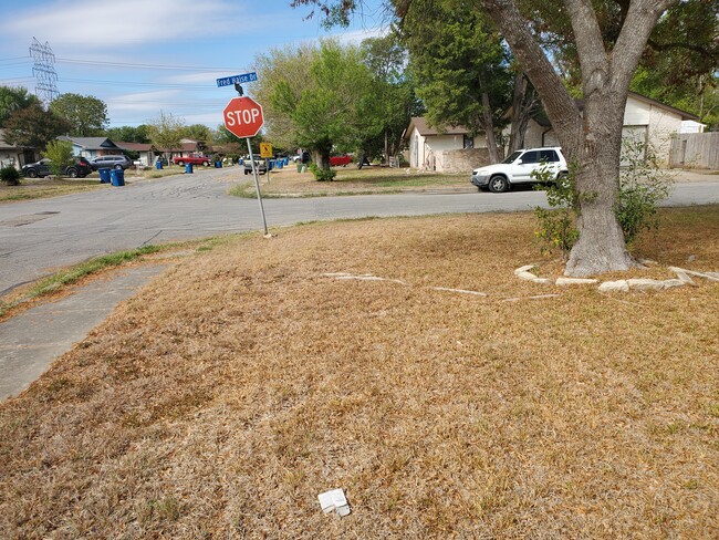 5103 Tom Stafford Dr in San Antonio, TX - Foto de edificio - Building Photo