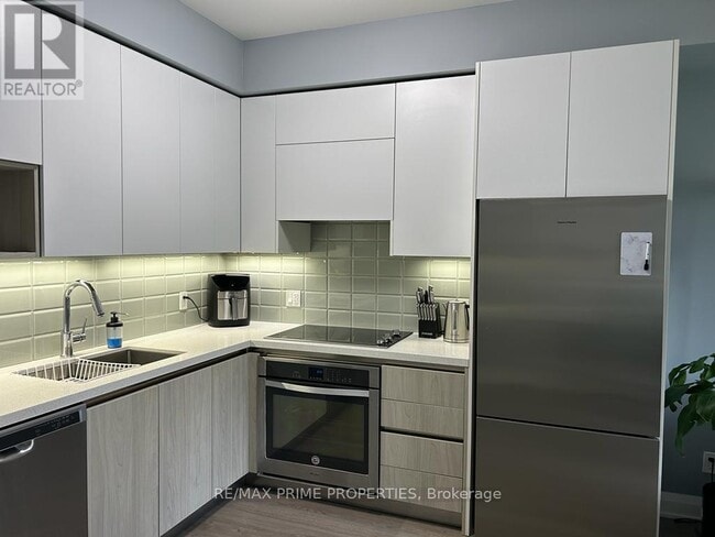 25 Water Walk Dr in Markham, ON - Building Photo - Building Photo