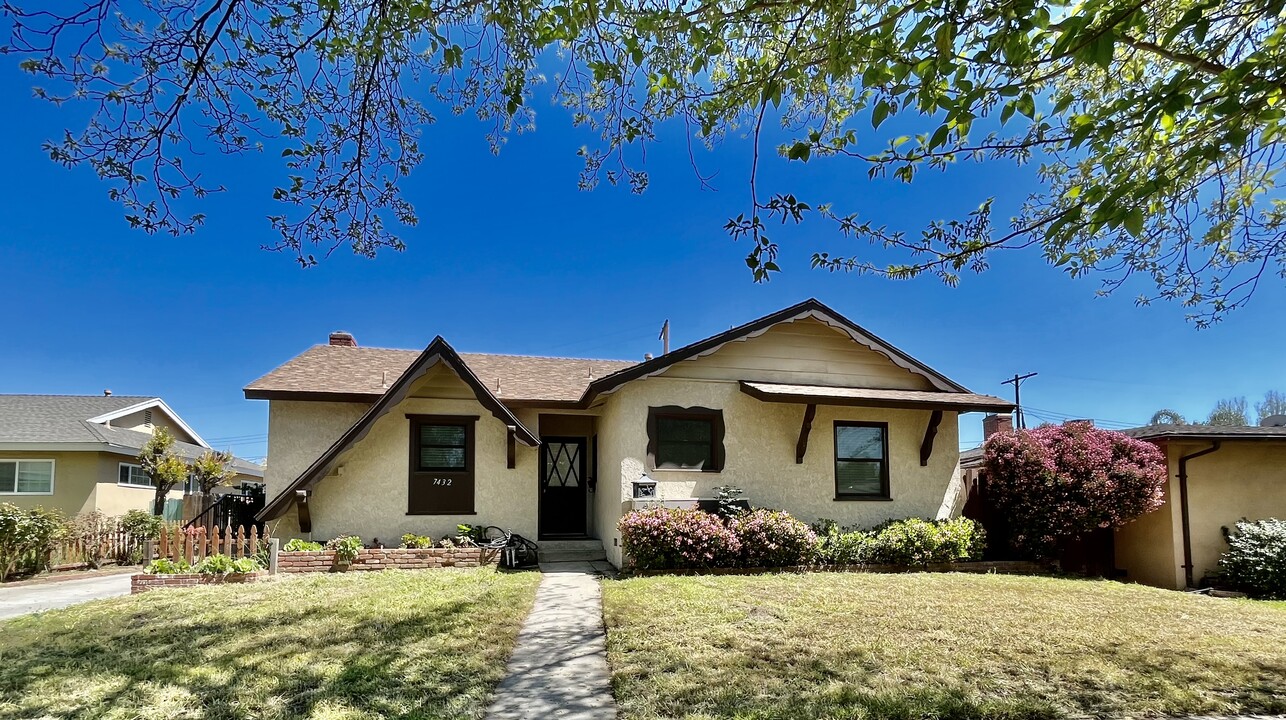 7432 Donna Ave in Reseda, CA - Building Photo