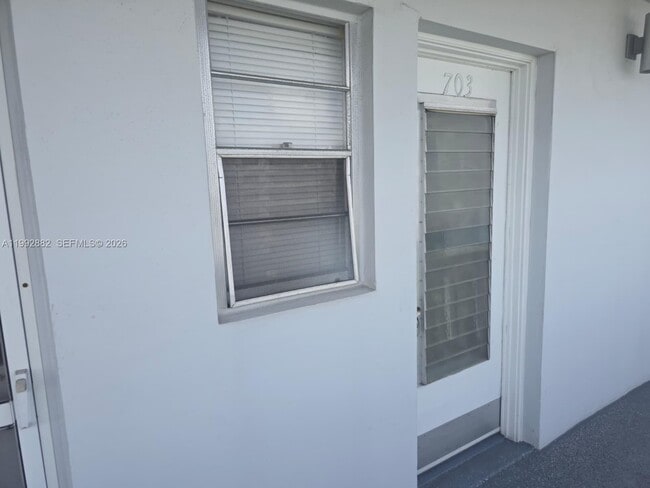 320 NE 12th Ave in Hallandale Beach, FL - Building Photo - Building Photo