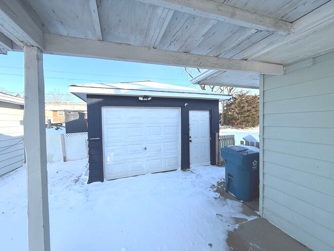 2106 Tepee Ave in Carpentersville, IL - Building Photo - Building Photo