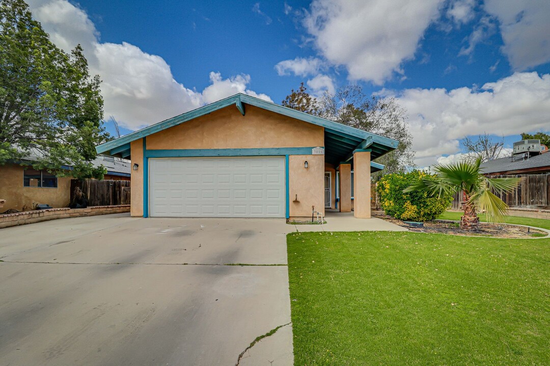 3016 Oak Tree Ave in Bakersfield, CA - Building Photo