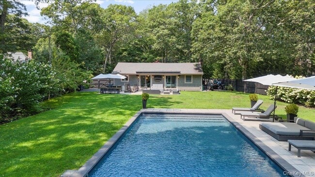 94 Hands Creek Rd in East Hampton, NY - Building Photo - Building Photo