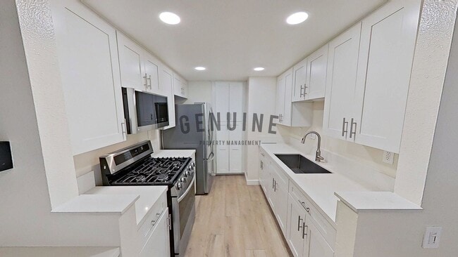 2370 S Willowbrook Ln in Anaheim, CA - Building Photo - Building Photo