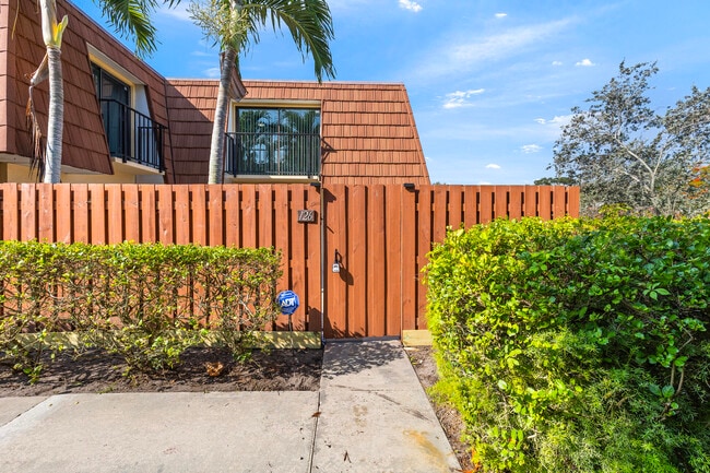 1420 Augusta Cir in Delray Beach, FL - Building Photo - Building Photo