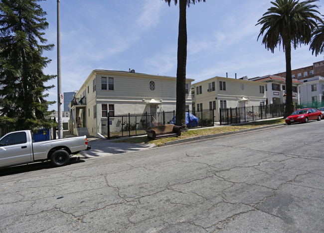 2841 Leeward Ave in Los Angeles, CA - Foto de edificio - Building Photo