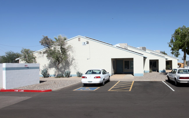 Vianney Villas Apartments in Avondale, AZ - Foto de edificio - Building Photo