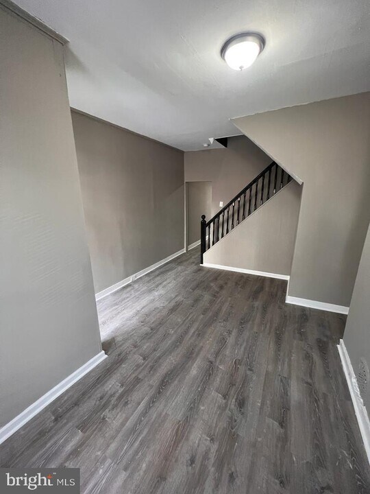 1813 N Warwick Ave Photo