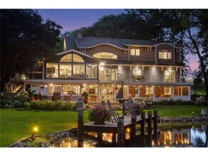 3135 Shoreline Dr in Wayzata, MN - Building Photo - Building Photo