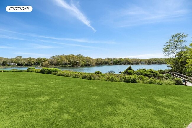 400 Noyack Rd in Southampton, NY - Building Photo - Building Photo