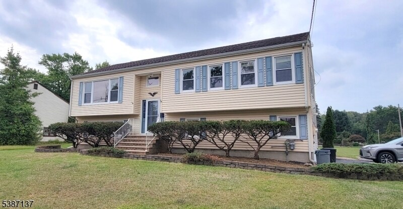 164 Little Falls Rd in Fairfield, NJ - Building Photo