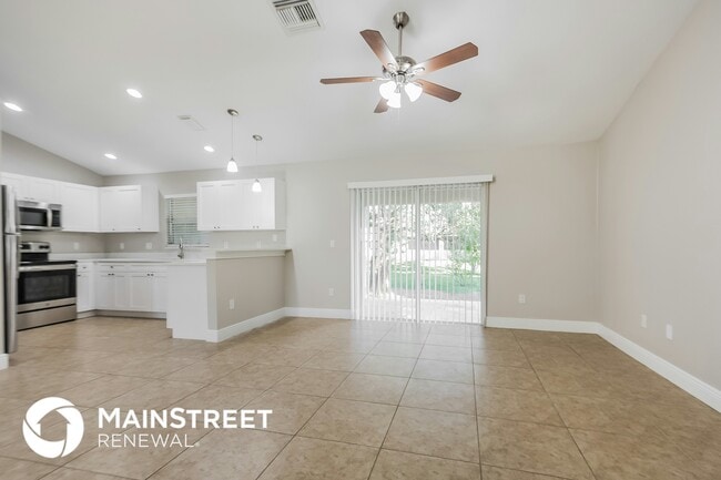 1018 Card St E, Unit 212 in Lehigh Acres, FL - Foto de edificio - Building Photo