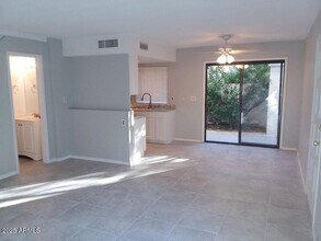 8813 S 48th St in Phoenix, AZ - Foto de edificio - Building Photo
