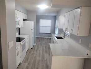 725 Chilt Dr in Brandon, FL - Building Photo - Building Photo