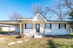 208 N Coleman St in Mabank, TX - Building Photo