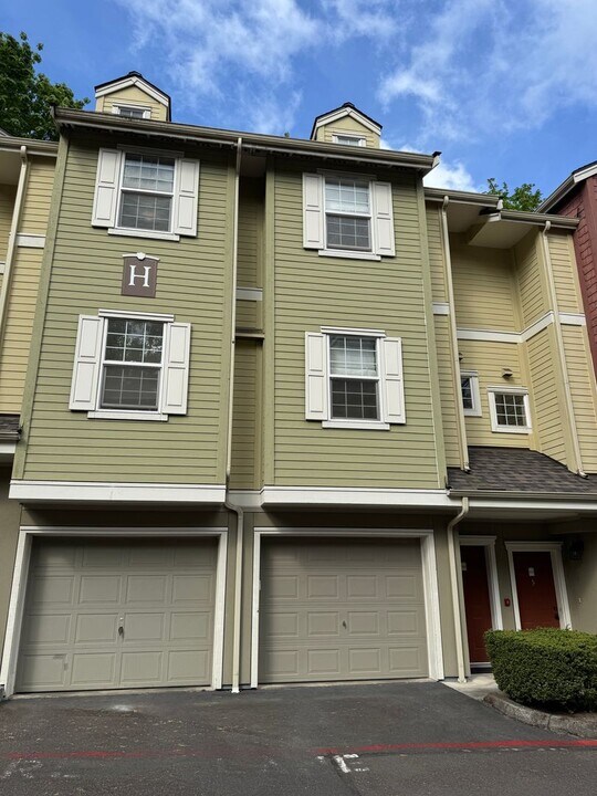 1800 NE 40th St in Renton, WA - Building Photo