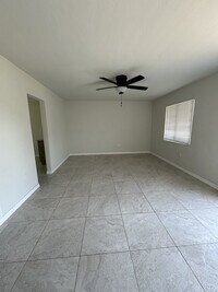 3750-3758 Lora St in Ft. Myers, FL - Foto de edificio - Building Photo