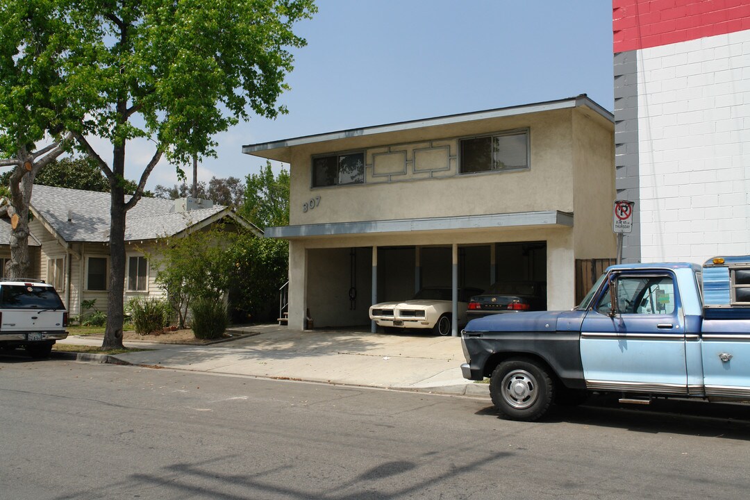 307 E Windsor Rd in Glendale, CA - Building Photo