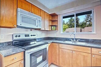 15617 NE 18th St in Bellevue, WA - Foto de edificio - Building Photo