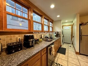 202 Calumet St, Unit 1 in Boston, MA - Foto de edificio - Building Photo