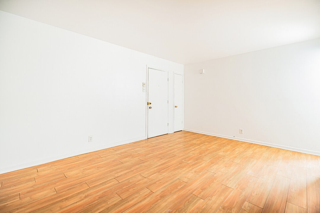 2601 Chem. d'Oka in Deux-montagnes, QC - Building Photo