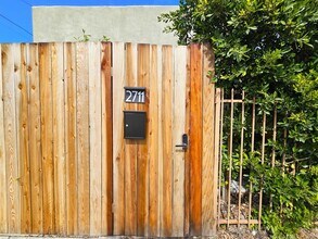 2711 W 60th St in Los Angeles, CA - Building Photo - Building Photo