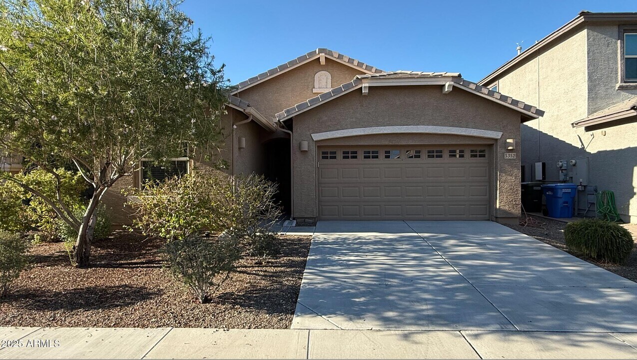 5352 W Desert Hollow Dr in Phoenix, AZ - Building Photo