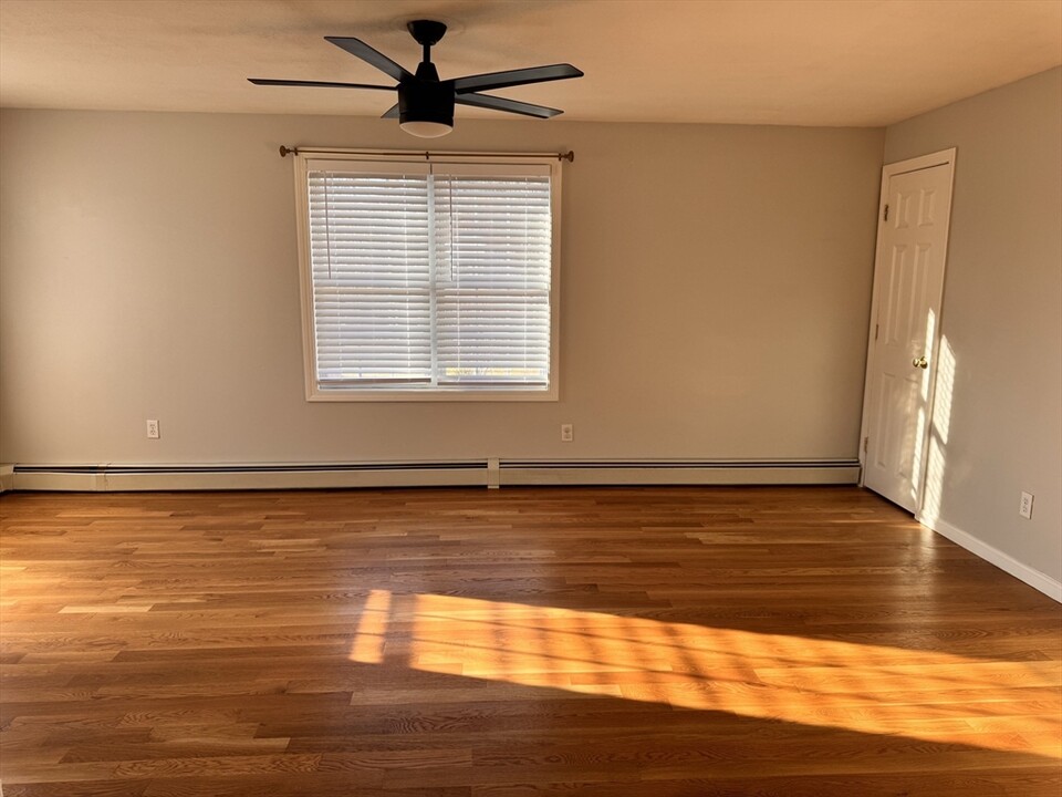 1392 Old Pleasant St-Unit -2 in Bridgewater, MA - Foto de edificio