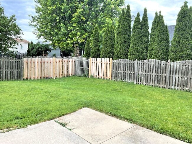 211 Bridlewood Cir in Lake In The Hills, IL - Building Photo - Building Photo