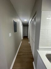 7047 E 10th St in Indianapolis, IN - Foto de edificio - Building Photo